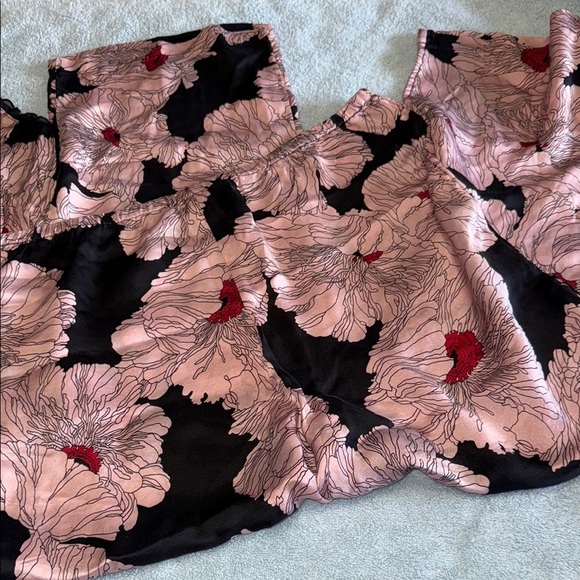 Elegant Floral Women's Pajama Set - Black and Pink - Picture 5 of 8